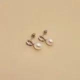 Aros colgantes de plata 925 con perlas de río y circonias.