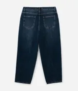 Pantalón de jean azul oscuro, corte balloon, con cintura con trabillas, cierre tradicional y bolsillos.