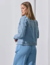 Campera de jean azul, marca Baccini, con cierre frontal, bolsillos delanteros y composición de 70% algodón, 26% poliéster, 3% rayón y 1% elastano.