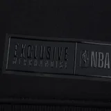 Canguro beige con capucha y cordones ajustables, bolsillo tipo canguro y puños y cintura acanalados. Presenta el logo de Los Angeles Lakers bordado en el pecho y en la manga.