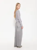 Pantalón de jean gris de corte ancho, tiro alto y largo hasta los tobillos.