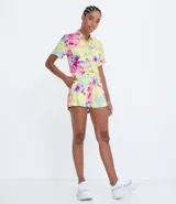 Short de viscosa con cintura elastizada y bolsillos laterales. Estampado tie dye en tonos amarillo, rosa, celeste y violeta.