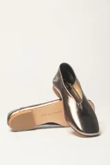 Chatas color beige de cuero vacuno, con talón suave y capellada metalizada.