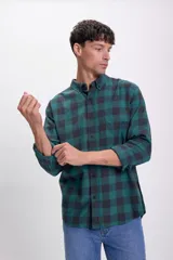 Camisa de manga larga con estampado de cuadros grandes en verde petróleo y negro, con cuello clásico y bolsillo en el pecho.