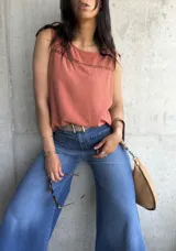 Musculosa terracota de lino con detalle de calado en el escote.