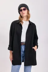Blazer negro de corte recto y solapas clásicas.