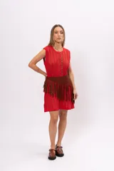 Vestido corto tejido de punto color rojo con hilos dorados, sin mangas y con falda acampanada. Incluye cinturón marrón con flecos.