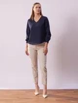 Blusa azul marino de gasa con escote en V y mangas largas con puño.