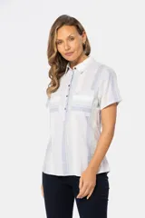 Camisa de lino a rayas de colores pastel con medio botón. Tiene dos bolsillos en el pecho, botones metálicos personalizados y dobladillo en la manga.