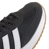 Championes Adidas Run 72 negros con detalles en blanco y suela color caramelo.