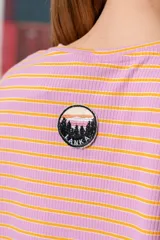 Remerón de algodón a rayas horizontales rosas y amarillas, de corte recto y mangas cortas.