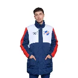 Campera larga acolchada Umbro Heritage del Club Nacional de Football, con diseño en bloques de color azul, blanco y rojo. Presenta cuello alto, cierre frontal con botones a presión, bolsillos laterales y escudo del club bordado en el pecho.