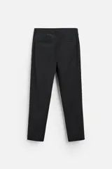 Pantalón negro de corte slim fit confeccionado en popelín de algodón.