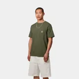 Remera verde militar de manga corta con bolsillo en el pecho izquierdo y logo de Carhartt bordado en el bolsillo.