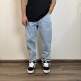 Pantalón jean gris de corte mom oversize.