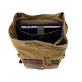 Mochila negra de tela canvas con detalles en símil cuero marrón, cierre superior marinero, bolsillos internos y externos con cierre metálico, asas rígidas y correas ajustables.