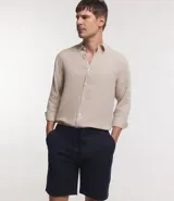 Bermuda masculina color beige de sarga, con cintura elástica ajustable con cordón y bolsillo trasero.