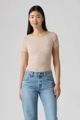 Remera ajustada de mangas cortas color beige con rayas horizontales blancas y logo bordado en el pecho.