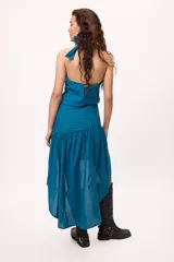 Falda midi color borgoña con tablas hechas con cortes diagonales y frunces.