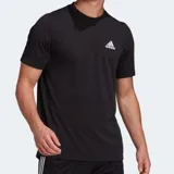 Remera de hombre de corte deportivo, color negro, fabricada para ofrecer comodidad y rendimiento en actividades físicas.