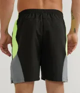 Bermuda deportiva negra con cintura elástica ajustable, recortes en gris en los laterales y vivos en amarillo flúor.