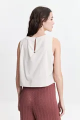 Musculosa color verde lima de lino con escote redondo.