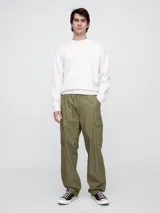 Pantalón cargo color verde oliva, corte amplio, con cintura ajustable con cordón y múltiples bolsillos.