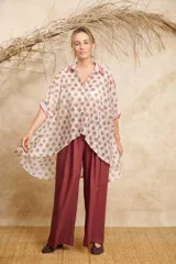 Camisa estampada de corte amplio, talle único adaptable desde S hasta 2XL.