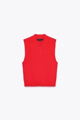 Top tejido de punto color rojo, sin mangas, con cuello polo y cierre frontal con botones.