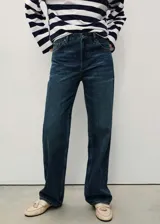 Pantalón de jean azul oscuro, de corte recto y tiro medio, con cinco bolsillos y cierre de cremallera y botón.