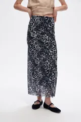 Falda midi de corte recto con estampado animal print en tonos grises y negros.