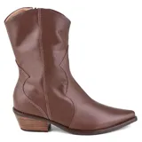 Bota de cuero marrón con caña media, puntera fina y taco bajo de madera.
