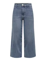 Pantalón de jean celeste, de tiro alto, corte wide leg y largo cropped.