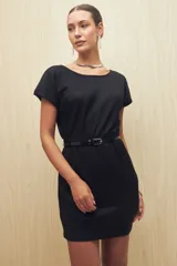 Vestido corto negro de punto con espalda escotada, corte en la cintura y cuello recto.
