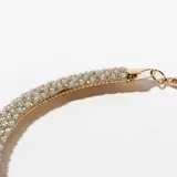Gargantilla dorada con múltiples hileras de strass.