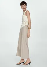 Pantalón crop color beige, de lino y viscosa, con corte wide leg y cintura elástica.