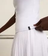 Remera deportiva blanca ajustada de microfibra, con cuello redondo y mangas cortas.