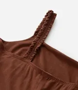 Vestido midi verde con escote cuadrado y breteles fijos con volados. Presenta un corte con fruncido y volados en el ruedo.