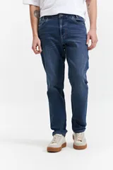 Pantalón de jean azul oscuro, corte recto, tiro medio y con presillas para cinturón.