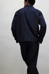Pantalón de vestir negro de corte recto con cintura elástica y cordón ajustable. Tiene bolsillos laterales y traseros.