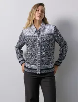 Campera estampada y bordada marca Ruby Rd, con cuello solapa, bolsillos delanteros y abertura central con botones metálicos.