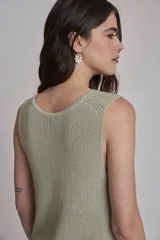 Chaleco de punto negro con cuello redondo y sin mangas. Diseño clásico y versátil.