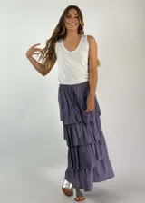 Pollera larga color beige con diseño de volantes y cintura ajustable.