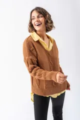 Sweater marrón de punto con escote en V y mangas largas con diseño trenzado.