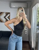 Top asimétrico negro con un solo tirante y detalle de strass plateados.