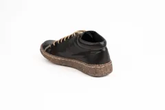 Zapatillas acordonadas de cuero color negro con suela marrón. Diseño artesanal de producción local.