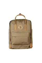 Mochila Fjallraven Kanken No. 2 color marrón claro, con logo circular de la marca en el frente y detalles en cuero marrón.