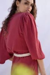 Camisa color salmón de muselina 100% algodón, con escote en V, mangas abullonadas 3/4 y cierre frontal con botones de madera.