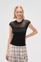 Remera negra de poliéster calado, corte al cuerpo y cuello redondo.