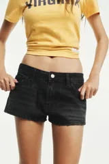 Short de jean de tiro medio, con cinco bolsillos y cierre frontal con cremallera y botón metálico.